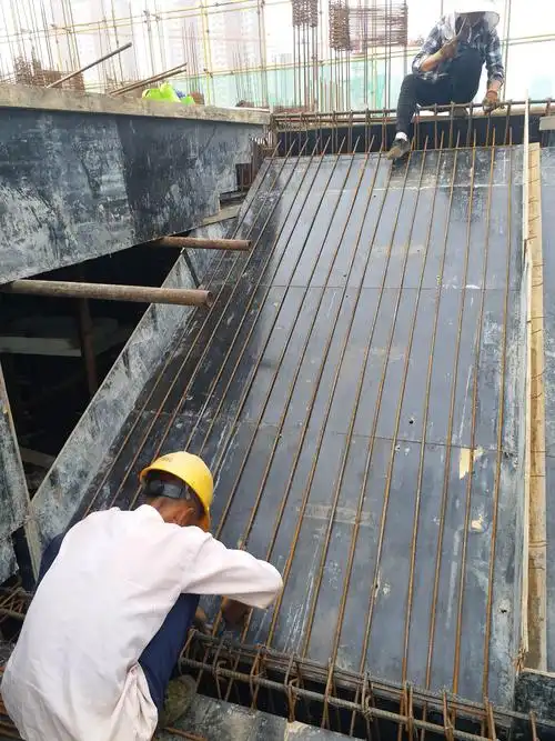 中学宿舍四层楼梯绑扎钢筋