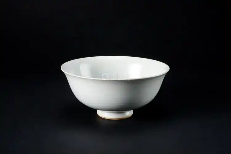 lot.683 白瓷二龙戏珠纹碗