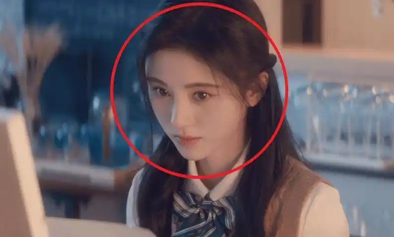 鞠婧祎宣传新专辑,妆容终于不是"半永久",透光的鼻子格外抢镜_因为