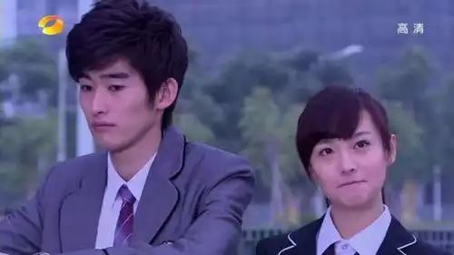 郑爽真真儿少女感爆棚,五官又标志,神情又天真烂漫.