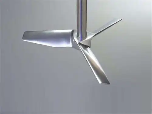 并流搅拌时,两轴旋转方向相反,桨叶旋转方向也相反,泥料沿同一方向并