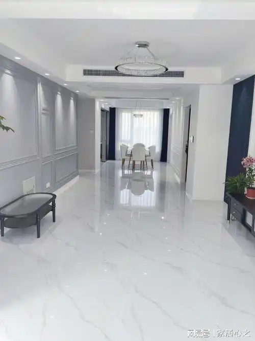 通铺白色带纹路的地砖,干净整洁,很纯洁的效果,美观时尚