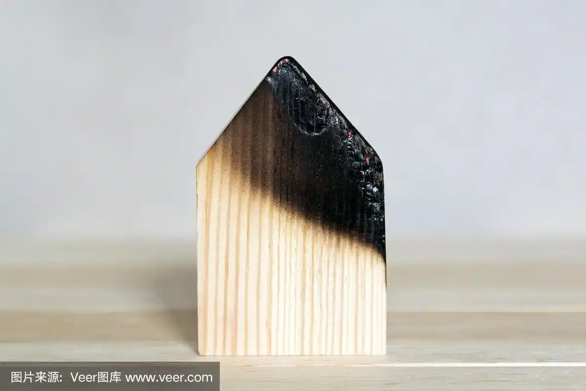 灰色背景上的一块烧焦的木头.