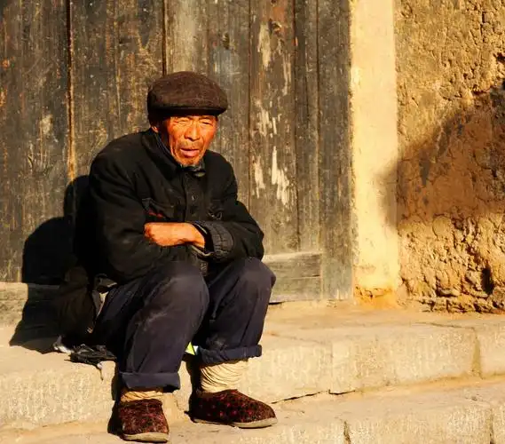 晒太阳的老爷爷,古镇生活节奏很慢.