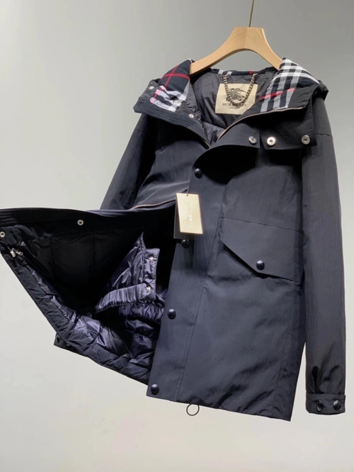 点此购买巴宝莉男款商务连帽中长款羽绒服左165733