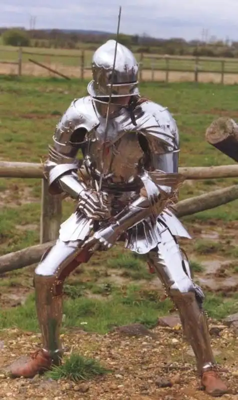 p>米兰铠甲是欧洲铠甲的代表作,它的特点是线条圆润,贴身,优美,造型