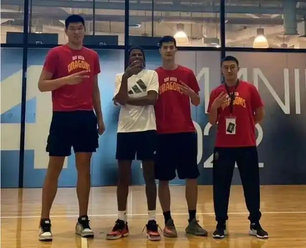 而朱松玮和刘传兴先后签约了湾区翼龙队,从照片来看,杰伦-格林比