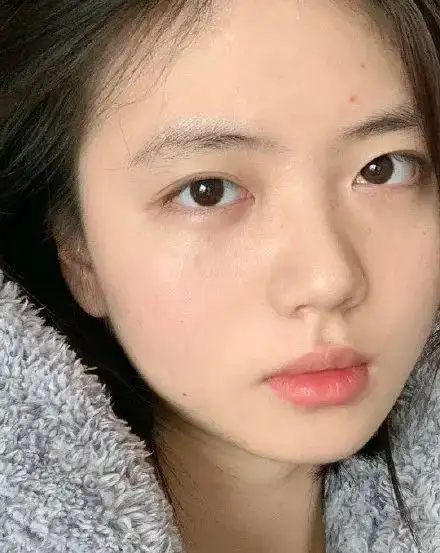 大学生自拍照有多好看?前置摄像头下的女生,素颜都如此清纯