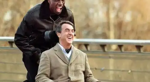 《触不可及》在2011年法国上映,改编自真实故事,艺术来自于生活而又