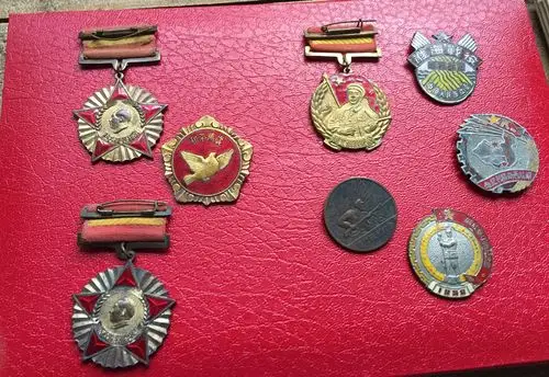 1949年12月在重庆入伍,参加过改造起义部队,贵州剿匪,抗美援朝3年,战