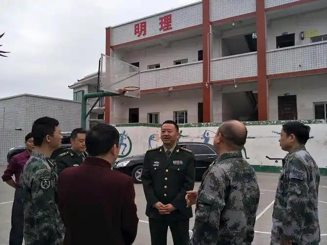 泸州市军分区到九溪口小学举行捐赠活动