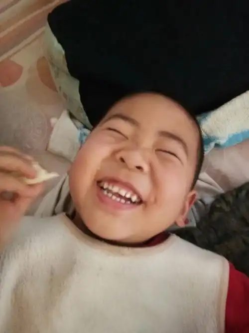 笑到露出大白牙