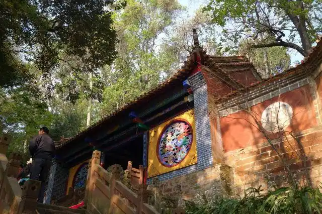 入了山门,首先来到狮子山最著名,最大的寺庙,正续禅寺.这是入寺门厅.