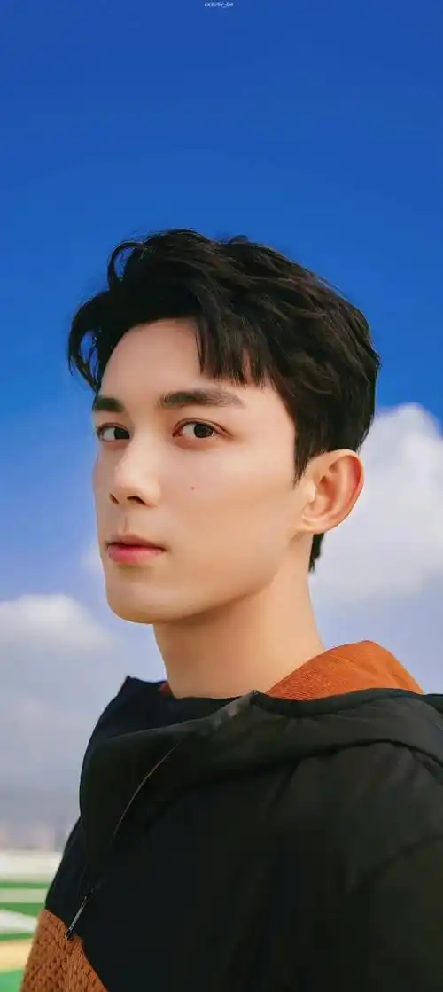 杰尼亚品牌代言人吴磊##吴磊蓝天白云六宫格随拍