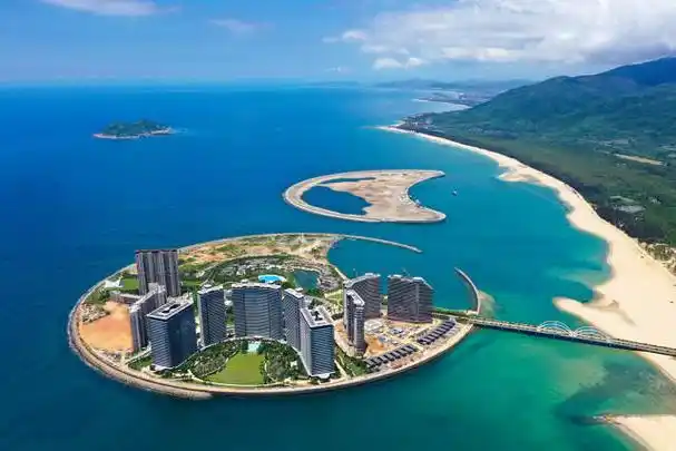 海南省万宁市日月湾海滨自然风光.据图虫创意