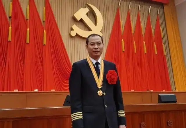 中国英雄机长刘传健:9800米高空史诗迫降,34分钟挽救128人