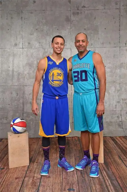 戴尔-库里身高1米93,体重86公斤,司职后卫.