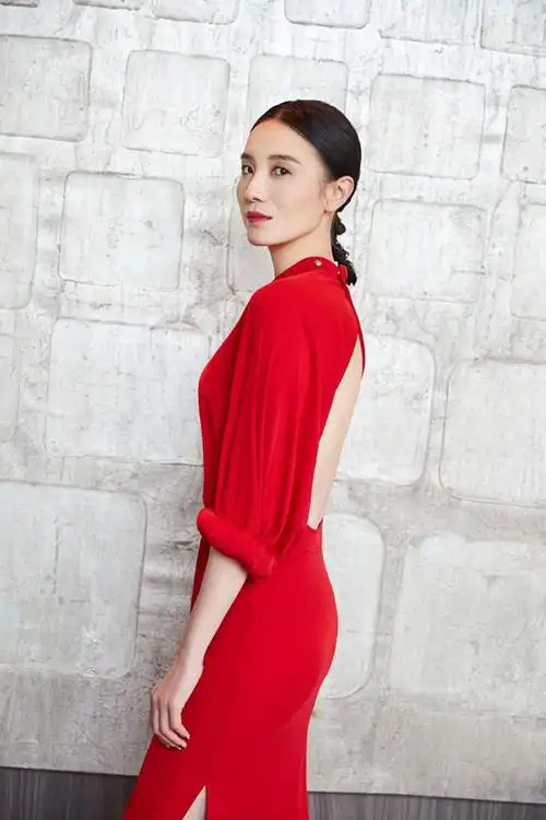 宋佳衣品超能打一袭红色连衣裙配葫芦辫出席活动亮点在后背