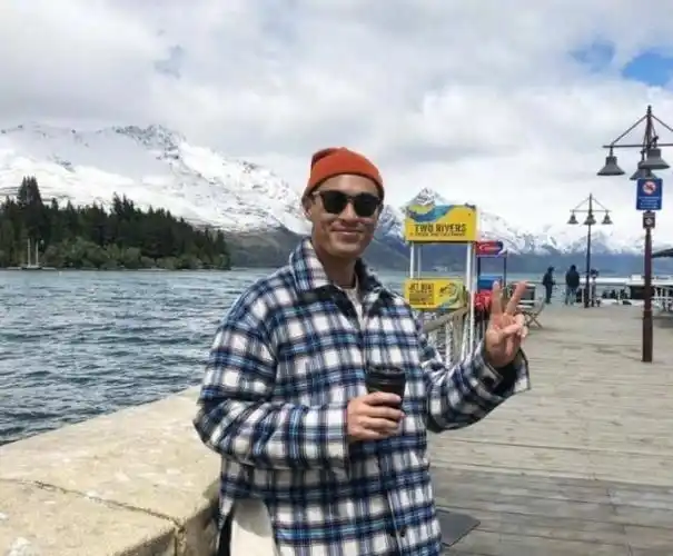 高贵的西装穿在杨祐宁的身上也是职场气息十足,丝毫