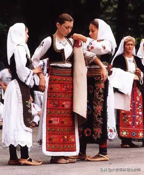 塞尔维亚传统服饰首先,波黑地区信仰伊斯兰教的部分塞尔维亚人被单独"