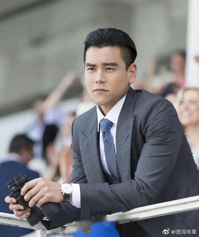 当西装遇上背头会怎样?看看彭于晏的这一身你就知道啦.