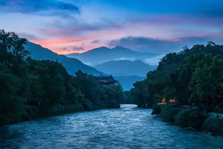 都江堰宝瓶口晚霞 - love斌 - 图虫