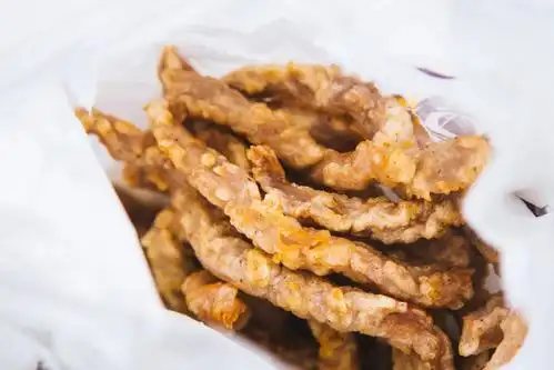 炸肉主要有四种:肉条,肉丸子,鸡块,鸡腿和排骨.