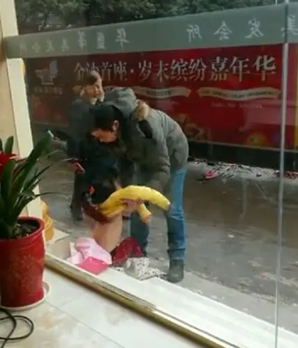 女童被父亲扒光衣服当街拖行(组图)【4】--财经--人民网