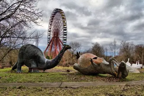 它好几次入围外媒「最恐怖废墟游乐园」名单,里面的装饰看起来很诡异.