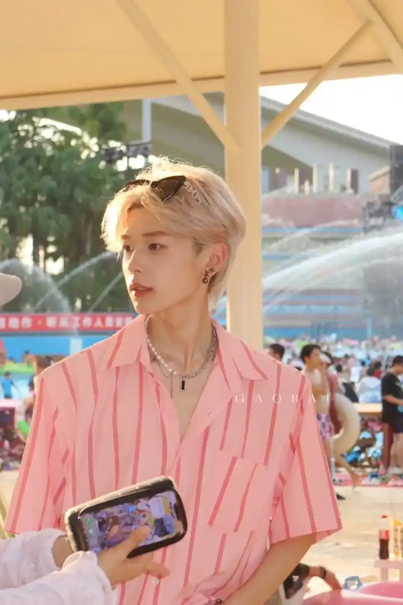 男明星出街咯#孙恩盛 #香菜 #生图 #欢乐谷npc有多好看 - 抖音