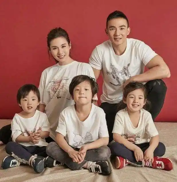 刘畊宏全家近照小泡芙三兄妹同款兔牙逗乐众人妻子似少女