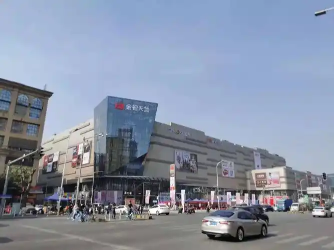 嘉禾金铂广场位于嘉禾街望岗村,是白云区四个综合整治重点村之一,三年