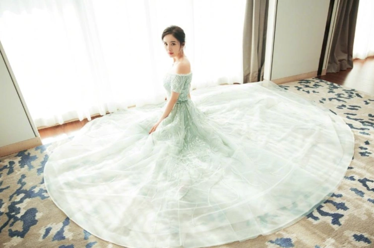 一袭薄荷绿薄纱长裙惊艳世人,网友:这是我见过最美的杨幂!