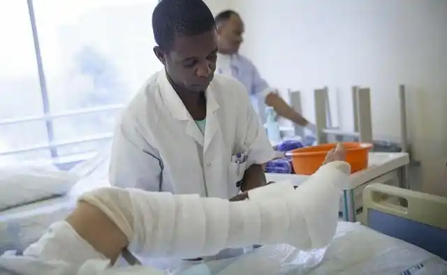 为什么以前的人骨折了打石膏就可以,现在还要放钢板?