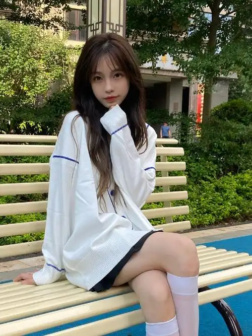 性感美女白丝美腿妖娆诱惑妩媚写真_人物美女图片_乐美图网