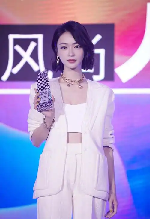 吴谨言着西服内搭抹胸套装率性潇洒增添妩媚动人魅力