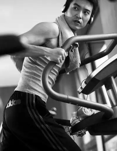 袁文康拍时尚写真 潇洒出镜化身都市精英