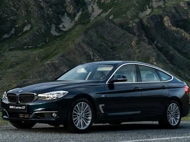 宝马335i gt汽车高清桌面壁纸