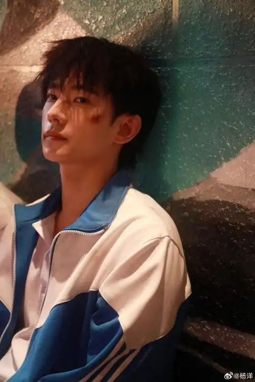 杨洋分享我的人间烟火片场照校服战损妆少年破碎感