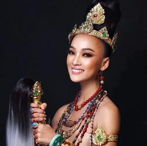 在赛程传统服饰展现的环节,沙丽塔身穿传统华丽的柬埔寨服饰,不同于