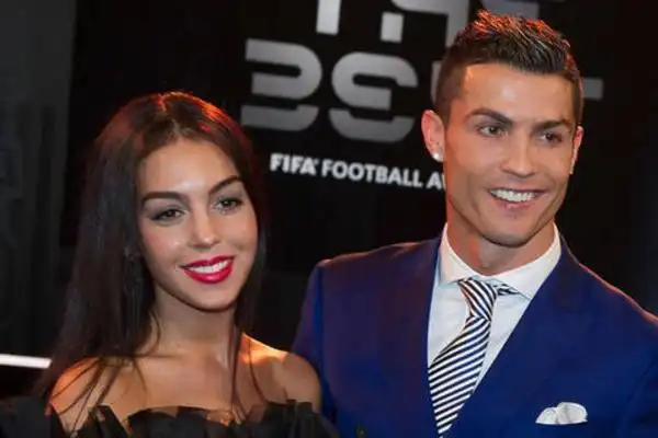 乔治娜伊莲娜对比_360问答