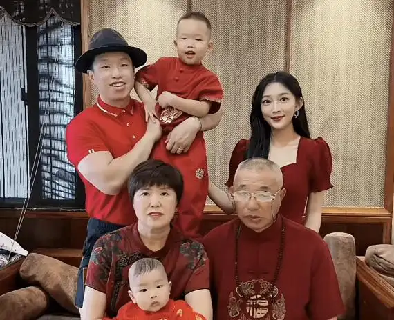 在照片中,烧饼一身淡蓝se西装,下身搭配黑se西装裤,老婆郑胡昕则是一