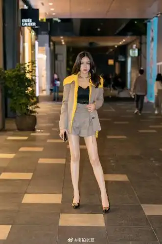 【成都街拍】伊瑟拉的灵魂总感觉要高级一些(你们咋看 )