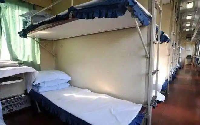 火车卧铺票价并不贵但为何不把男女分开呢列车员是这么说的