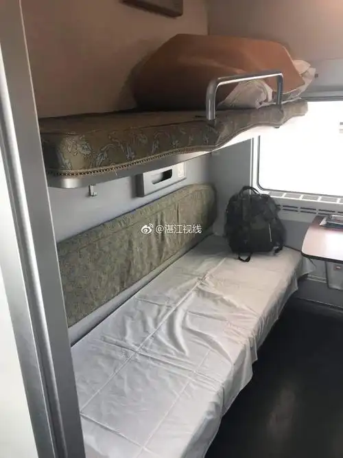 湛江西到深圳北动车的二等座票竟然是代动卧 一张床三人