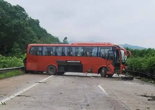 大客车与小车相撞,被撞到横跨高速!事发广昆高速公路玉林段,有视频