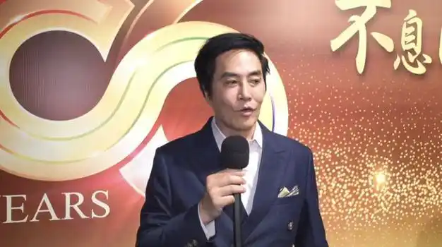 61岁陈庭威出席亚视台庆穿西装戴墨镜有型有款自曝未婚仍单身