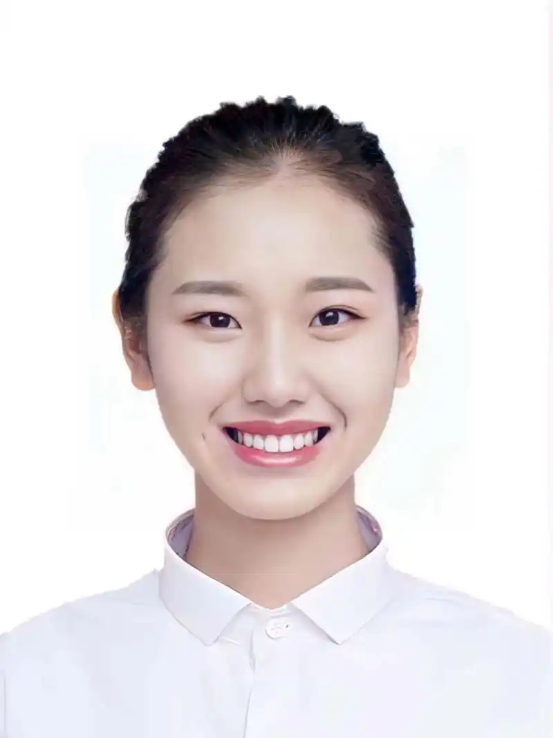 附上p图方法:先用任意一个app让证件照换底,再下载你我当年app可以