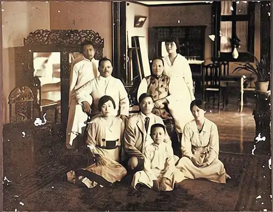 问题,就算貌美如何,端庄贤惠,也只能做个二夫人,但她的子女都很争气