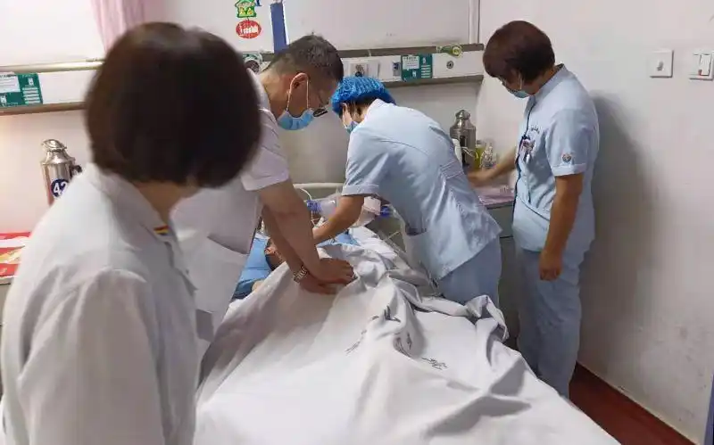 烟台山医院肿瘤放疗二科医护人员正在抢救突发呼吸心跳骤停的患者